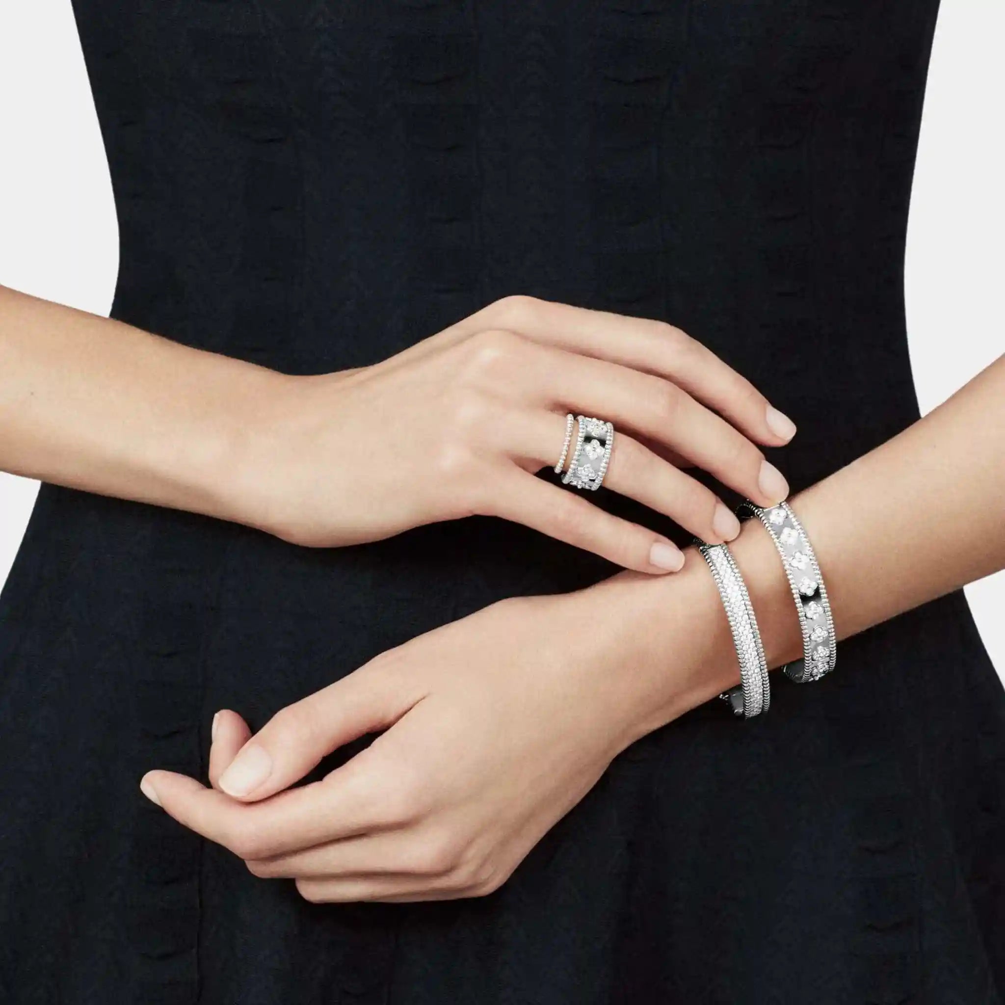 Perlée Clovers Ring Medium Model White Gold Diamond